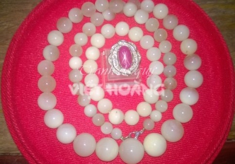 Trang sức bằng đá quý